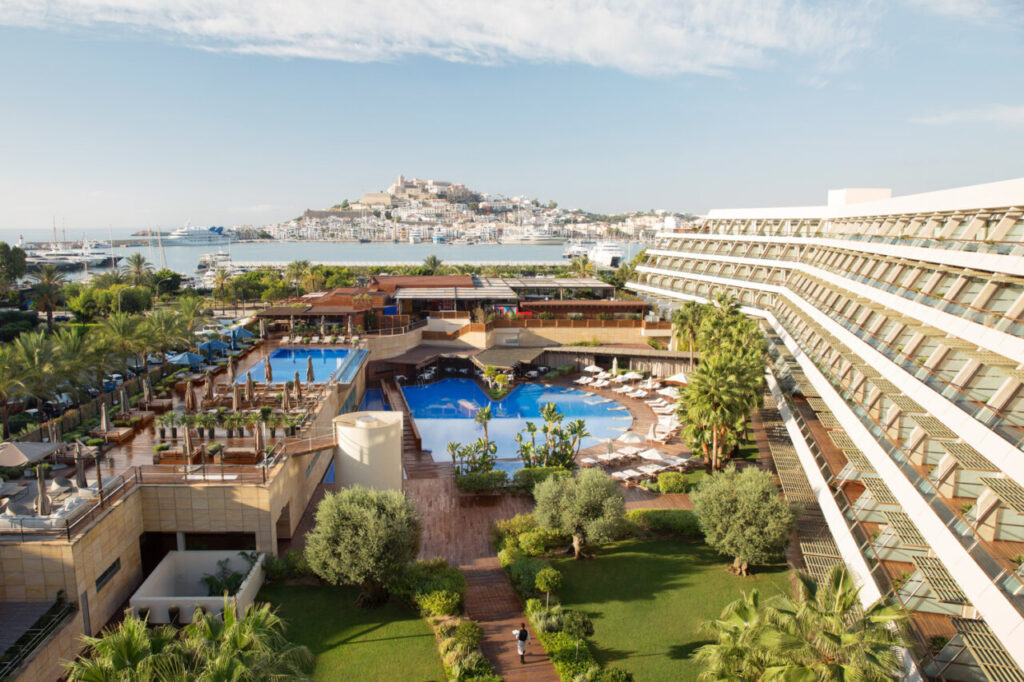 Vista panorámica del Ibiza Gran Hotel con piscina y mar