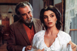 Escena de la película Bearn o la sala de las muñecas con dos personajes