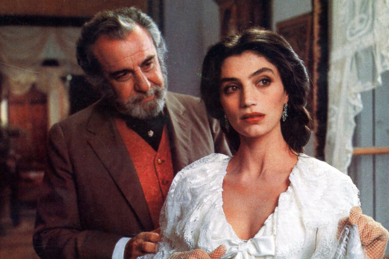 Escena de la película Bearn o la sala de las muñecas con dos personajes