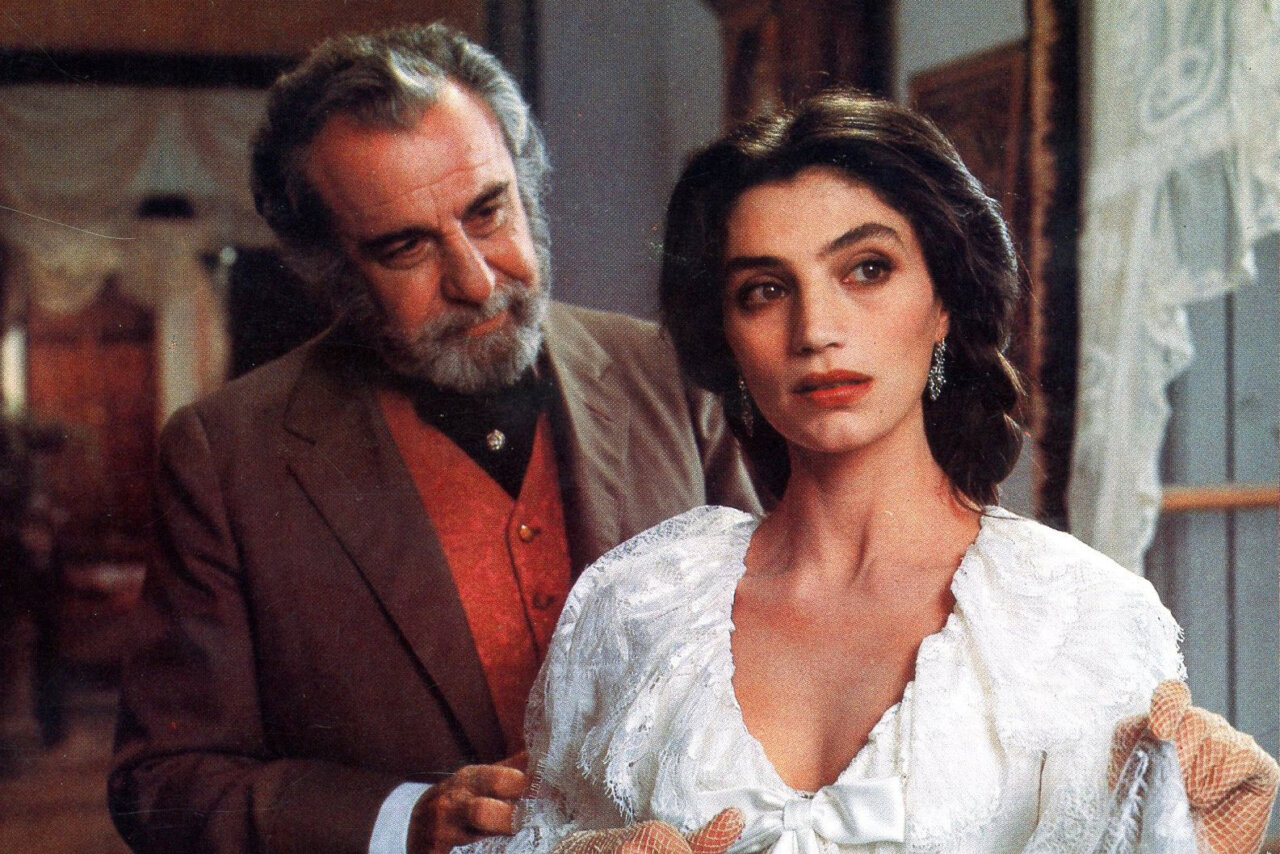 Escena de la película Bearn o la sala de las muñecas con dos personajes
