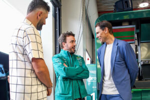 Fernando Alonso, Carlos Sainz, Rafa Nadal y Jon Rahm conversando en el paddock