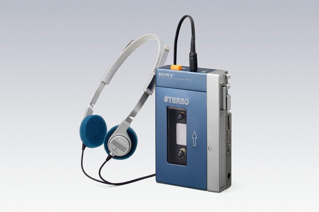 Sony cumple 80 años: la empresa que nació sin producto y cambió cómo el mundo escucha, ve y juega 2 Walkman de Sony con auriculares azules y diseño clásico