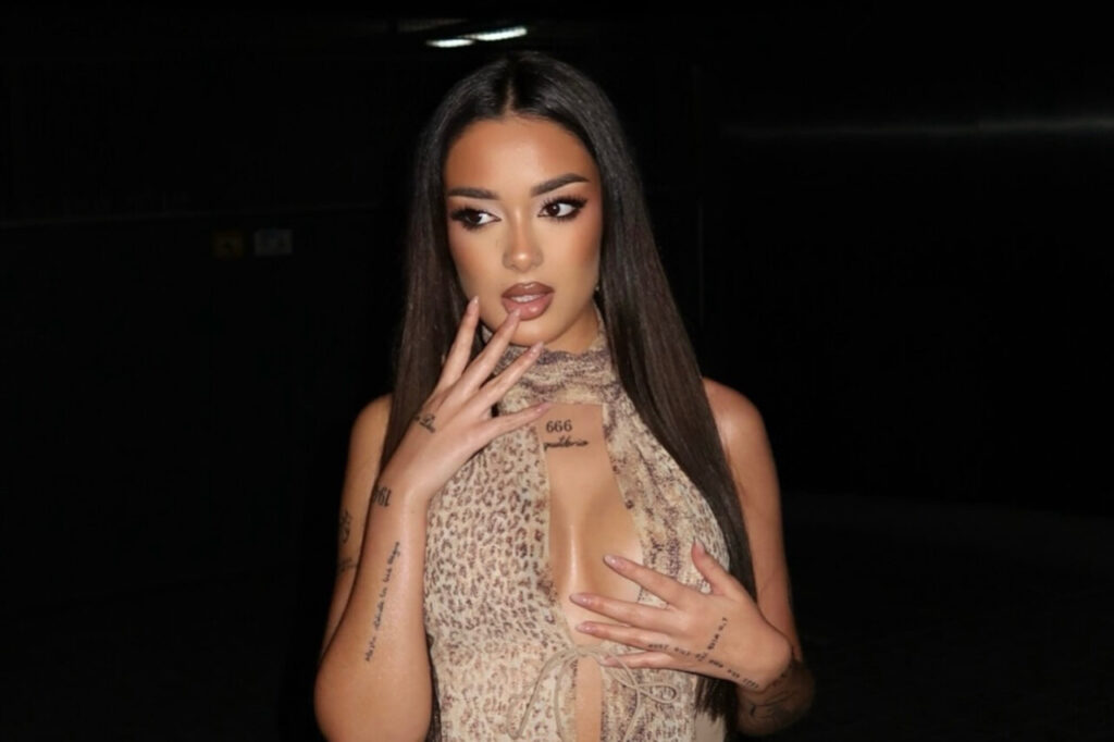Julia Janeiro rompe su silencio: primera entrevista de la hija de Jesulín y Campanario en ¡Hola! 9 Julia Janeiro posando con un vestido de leopardo en un evento