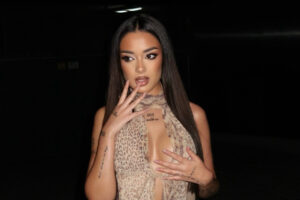 Julia Janeiro posando con un vestido de leopardo en un evento