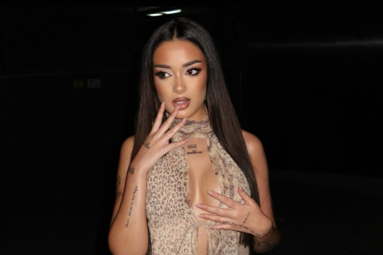 Julia Janeiro posando con un vestido de leopardo en un evento