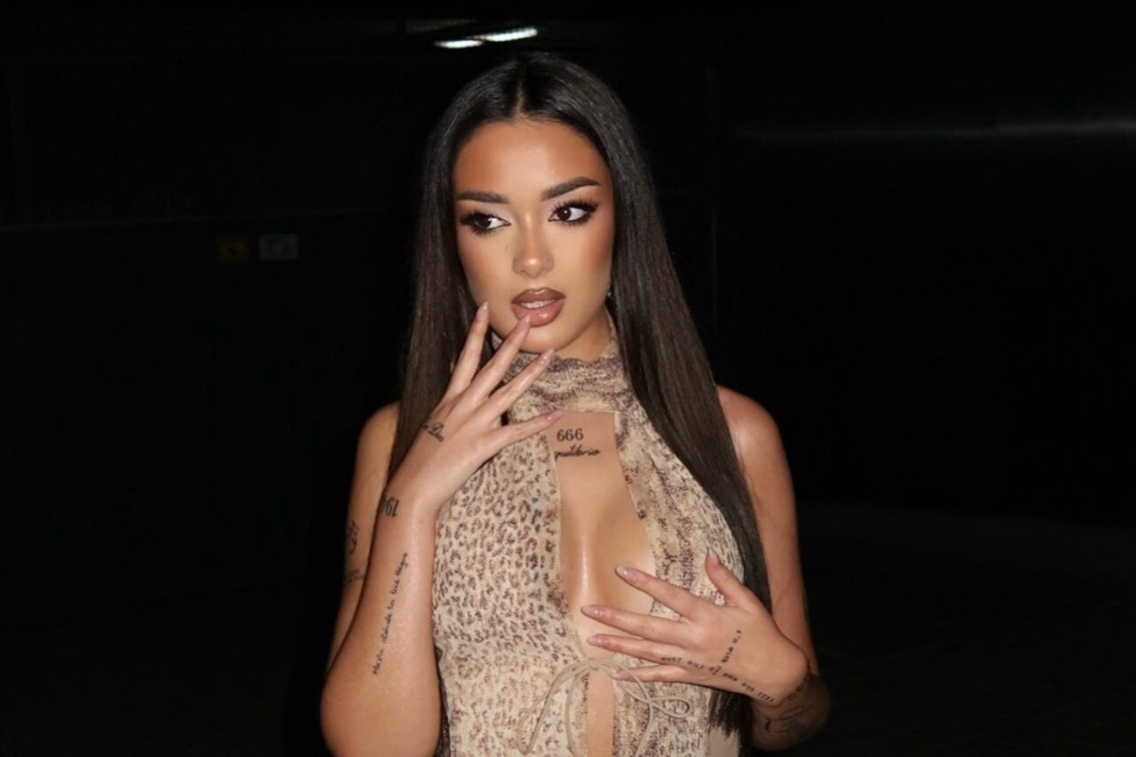 Julia Janeiro posando con un vestido de leopardo en un evento