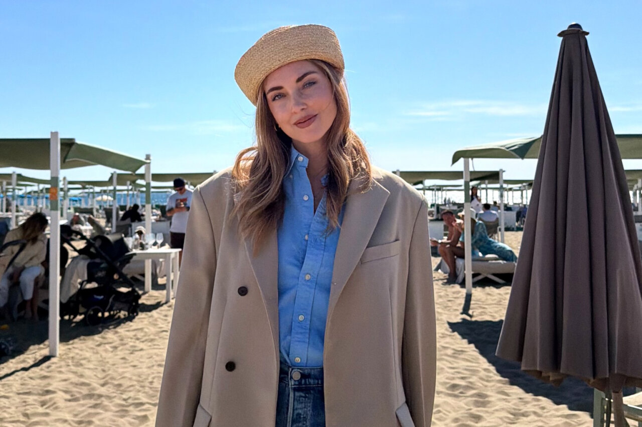 Chiara Ferragni en la playa de Forte dei Marmi con un sombrero y chaqueta