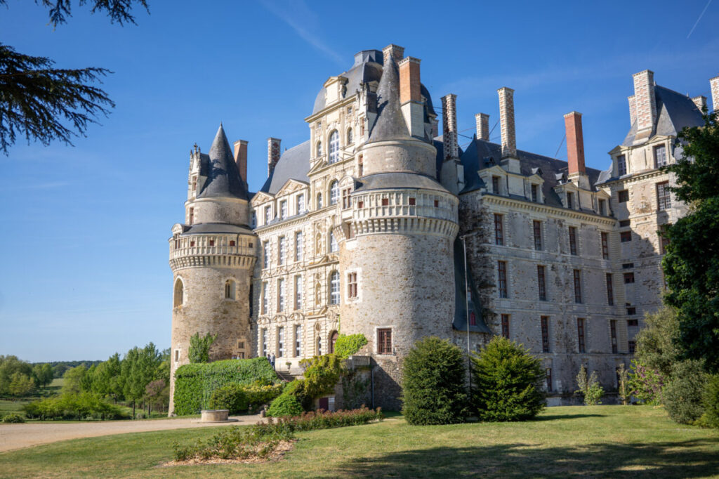 El castillo más alto de Francia todavía tiene dueño, y vive en él 10 Vista del castillo de Brissac en Francia con su arquitectura histórica