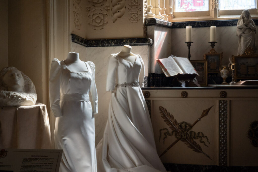 Vestidos de novia en el interior del castillo de Brissac