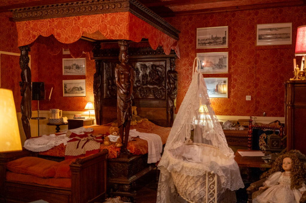 Sala del castillo de Brissac con muebles antiguos y decoración elegante