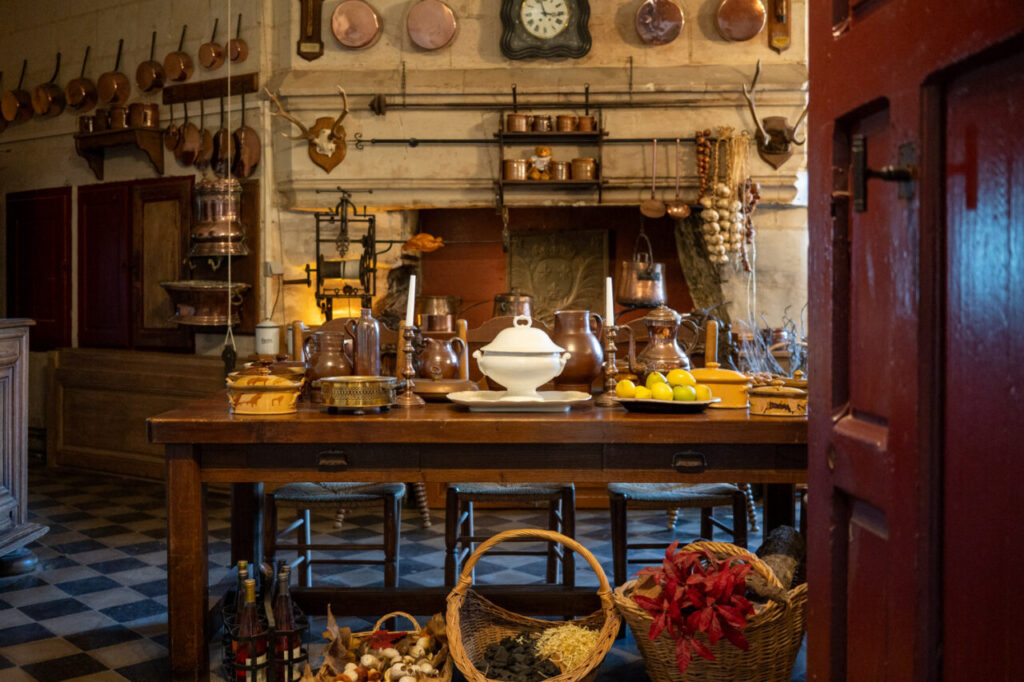 Interior de la cocina del castillo de Brissac con utensilios antiguos