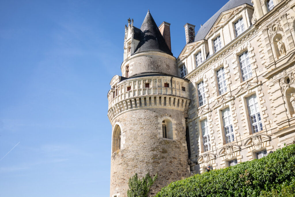 Vista del castillo de Brissac con su torre y fachada