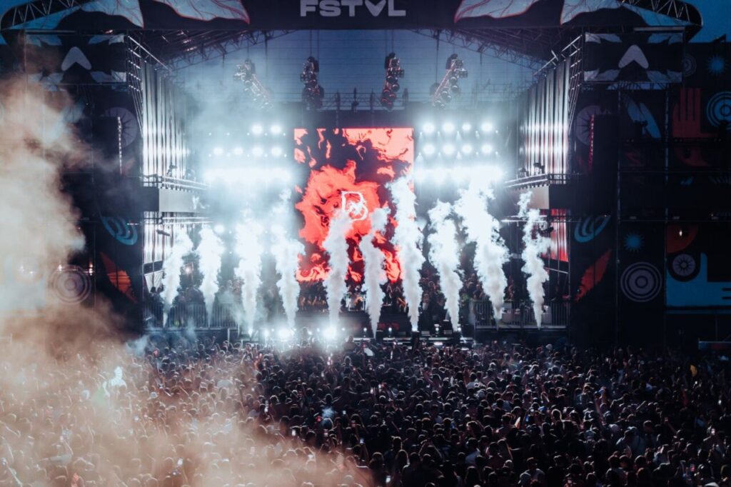 Escena del festival Blackworks con luces y humo en Mallorca
