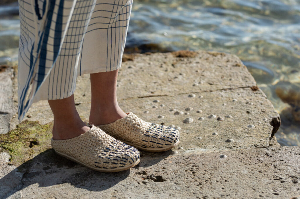 Primer plano de zapatos artesanales de yute en la costa