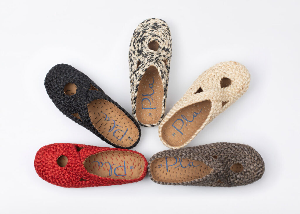 Cinco pares de zapatos artesanales de la marca PLA en diferentes colores