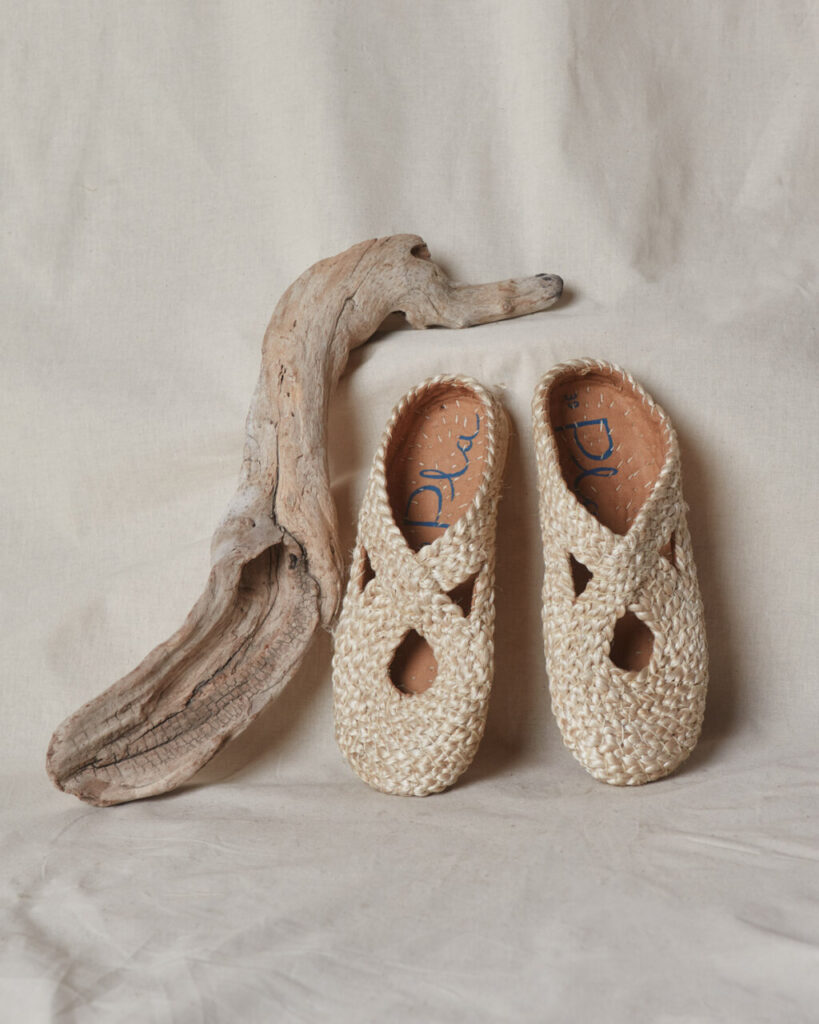 Zapatos artesanales de yute de la marca PLA en fondo claro