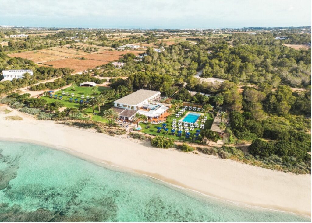 La Media Maratón de Formentera pone a prueba el cuerpo y regala el Mediterráneo a cambio 2 Vista aérea del Gecko en Formentera con piscina y jardines
