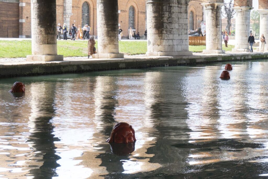 Esculturas flotantes en el agua de la Bienal de Venecia