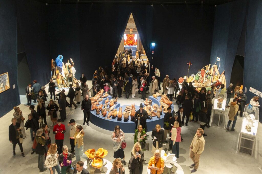 Vista de la Bienal de Venecia con visitantes y obras de arte