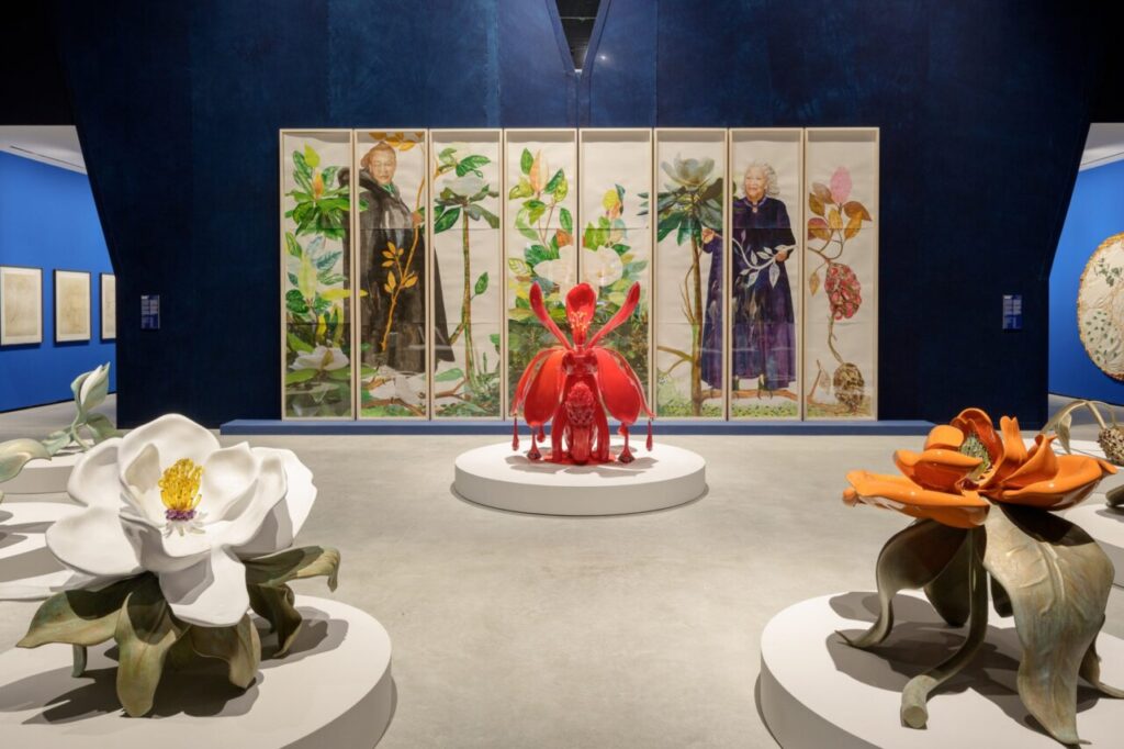 Instalación artística en la Bienal de Venecia con esculturas y pinturas