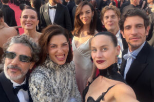 Victoria Luengo y otros actores en la alfombra roja de Cannes
