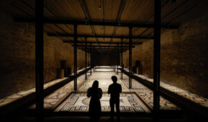 Vista del pabellón de Arabia Saudita en la Bienal de Venecia con dos personas observando