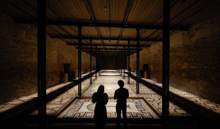 Vista del pabellón de Arabia Saudita en la Bienal de Venecia con dos personas observando