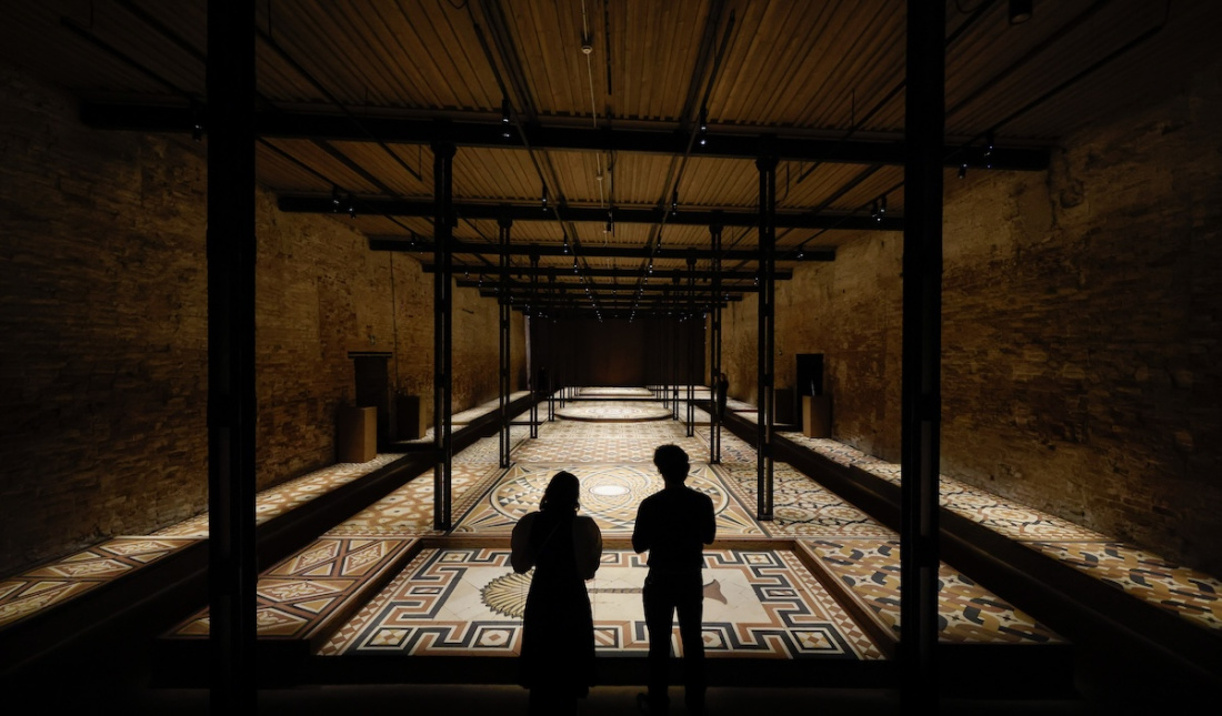 Vista del pabellón de Arabia Saudita en la Bienal de Venecia con dos personas observando