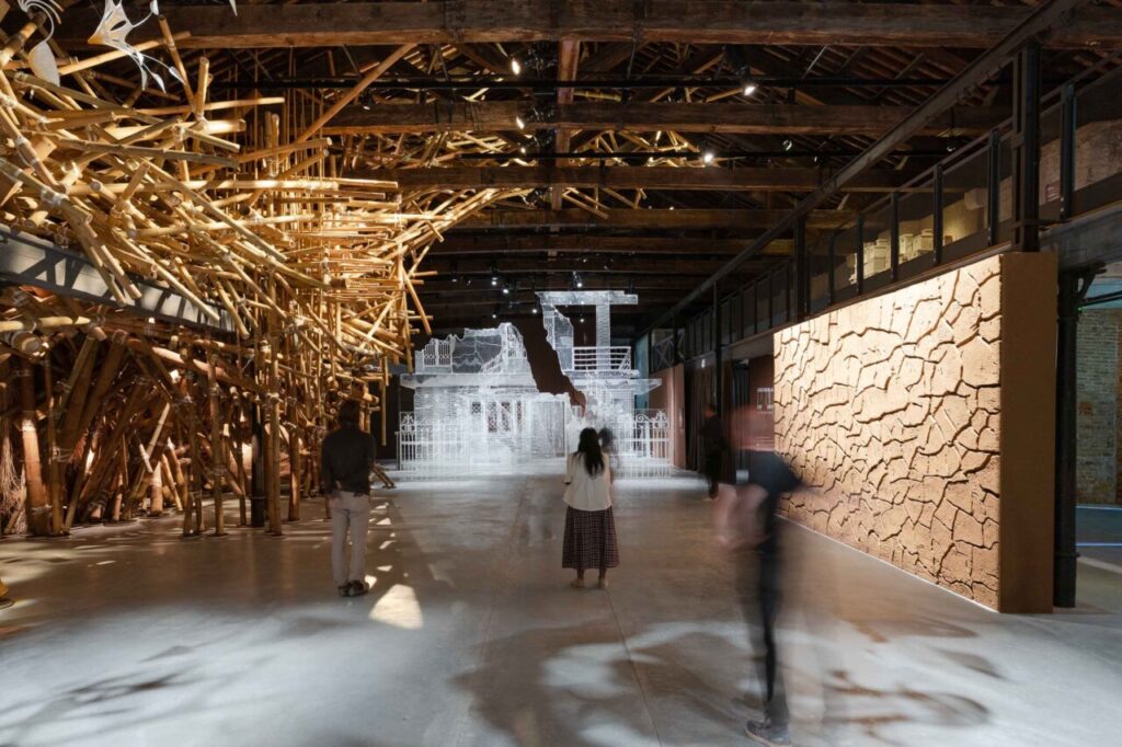 Interior del Pabellón de India en la Bienal de Venecia con obras contemporáneas.