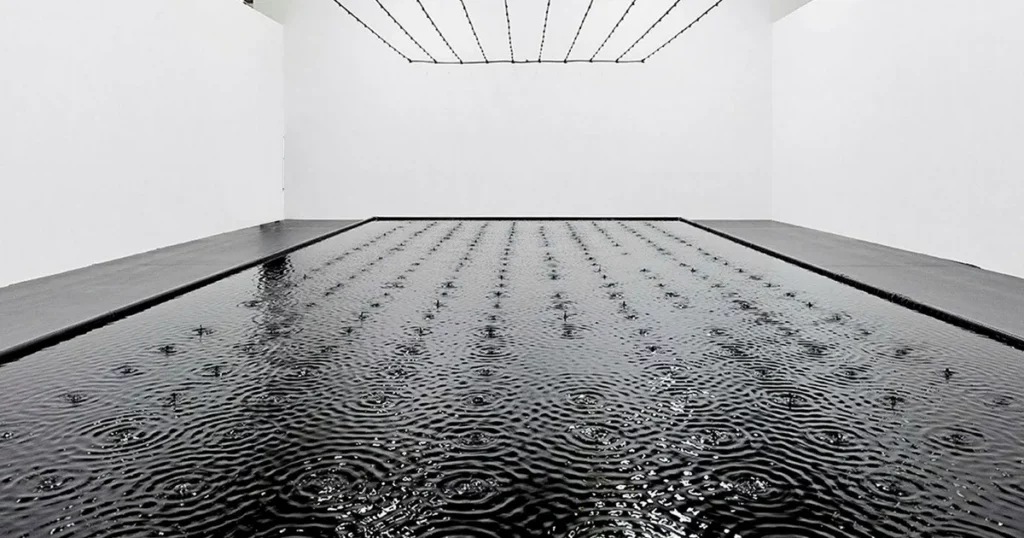 Instalación artística en la Bienal de Venecia con agua y luces