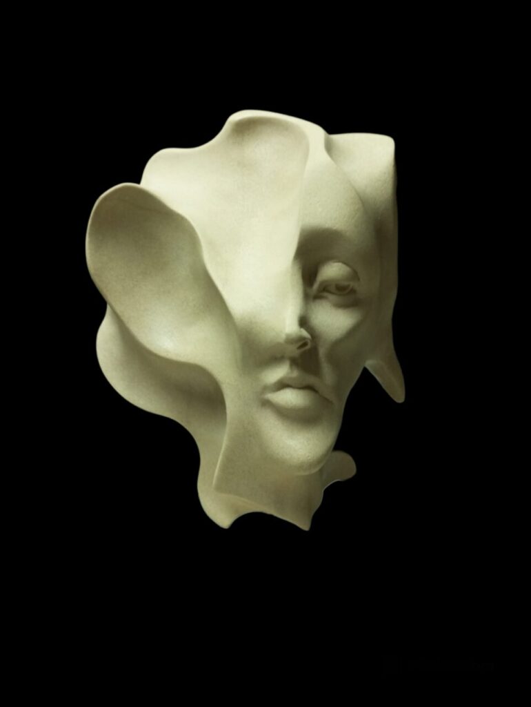 Escultura contemporánea en piedra con formas abstractas y rostro humano