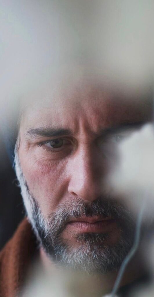 Retrato de un escultor mallorquín en un ambiente artístico