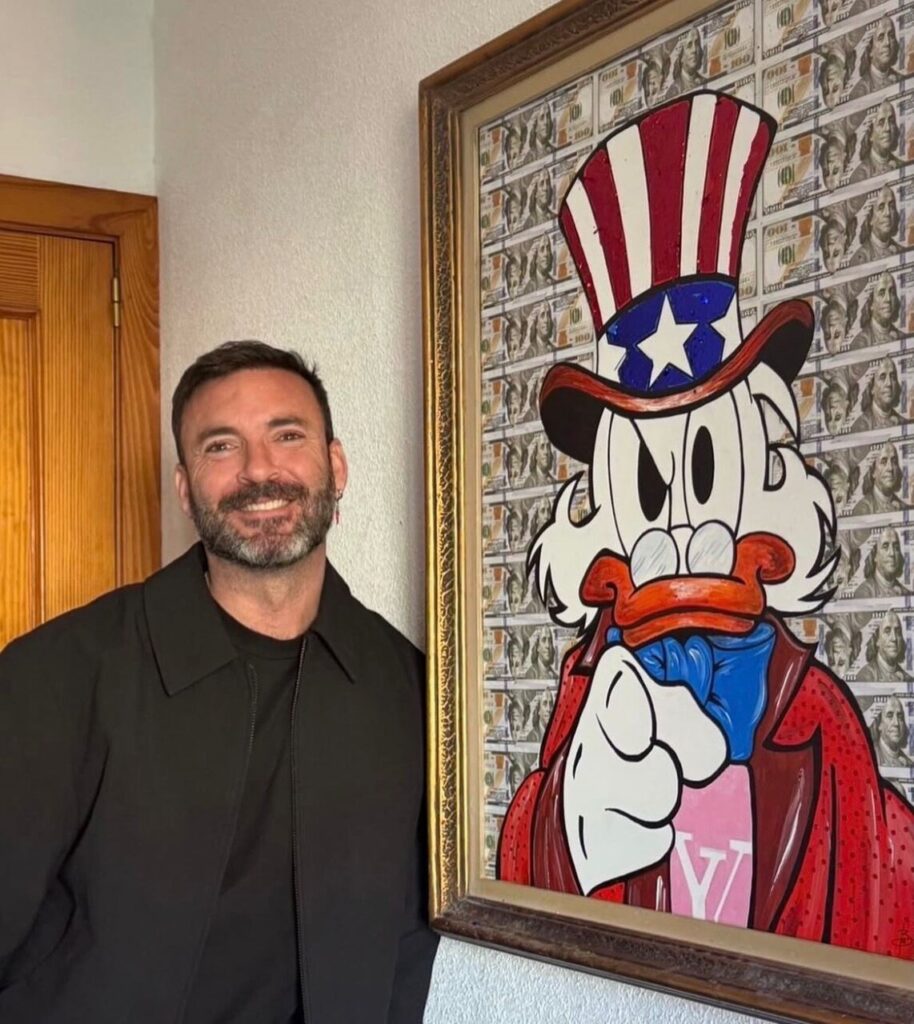 Artista junto a una obra de arte contemporáneo en Palma de Mallorca