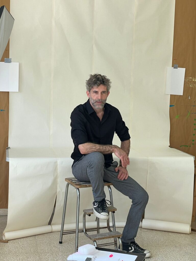 Retrato de un artista sentado en un taburete en su estudio
