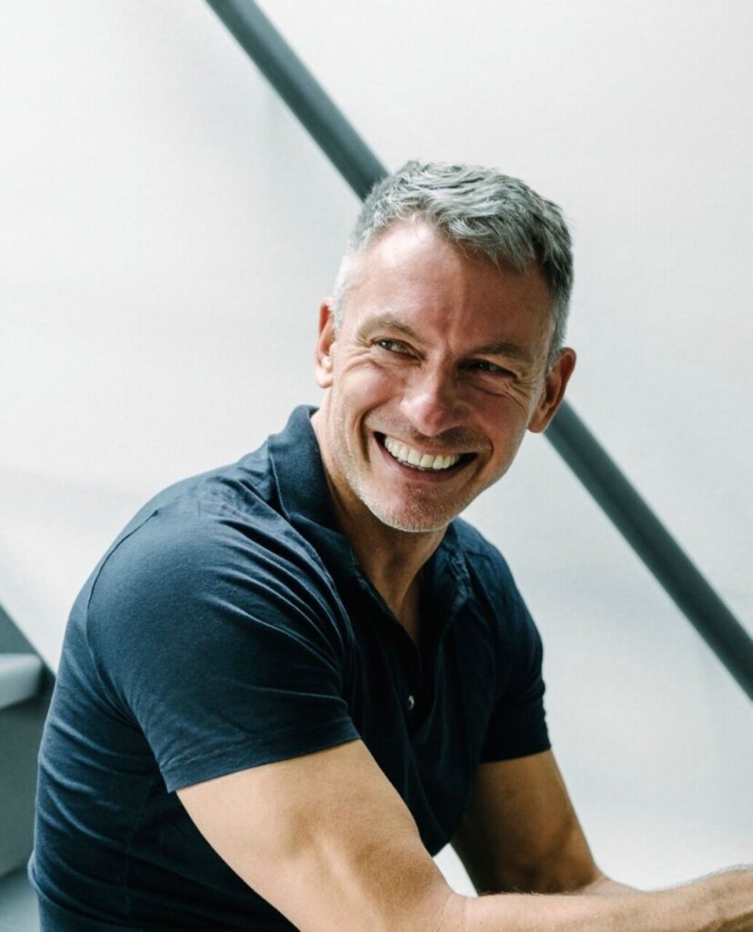 Retrato de un artista sonriente en un entorno contemporáneo