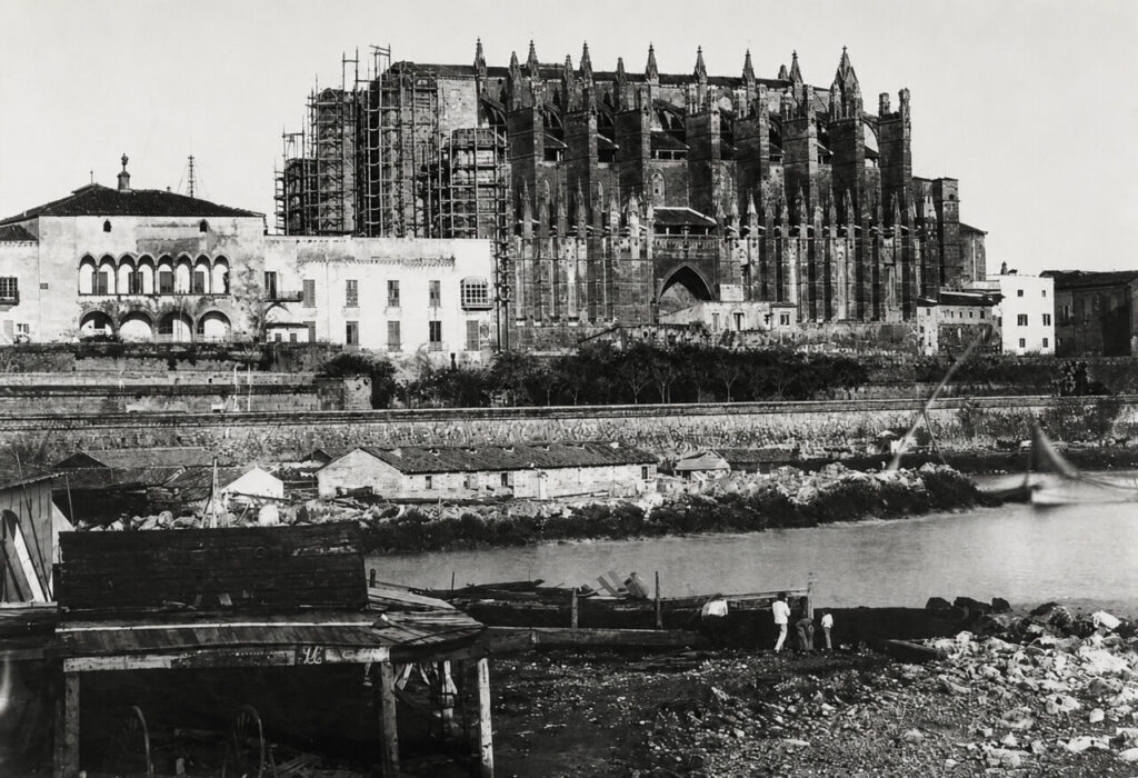 Imagen histórica de la fachada de la Seu en Palma tras el terremoto de 1851