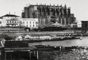 Imagen histórica de la fachada de la Seu en Palma tras el terremoto de 1851