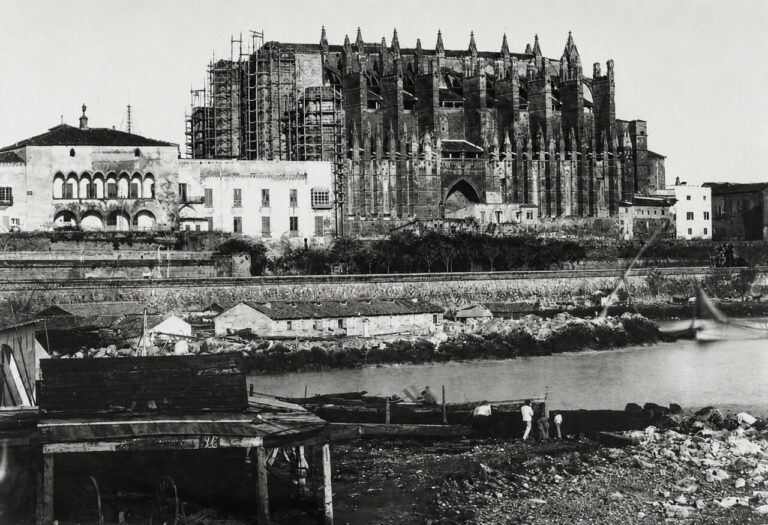 Imagen histórica de la fachada de la Seu en Palma tras el terremoto de 1851