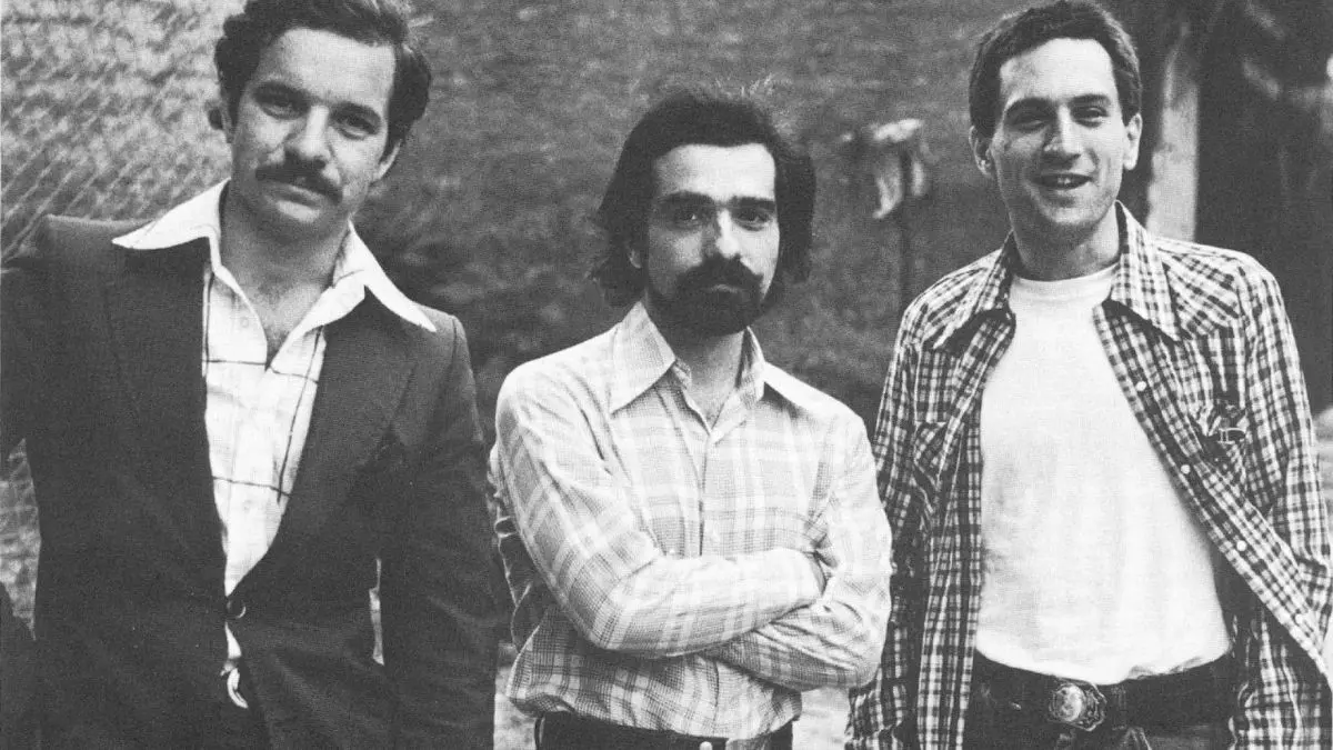 Paul Schrader y otros hombres en una fotografía en blanco y negro