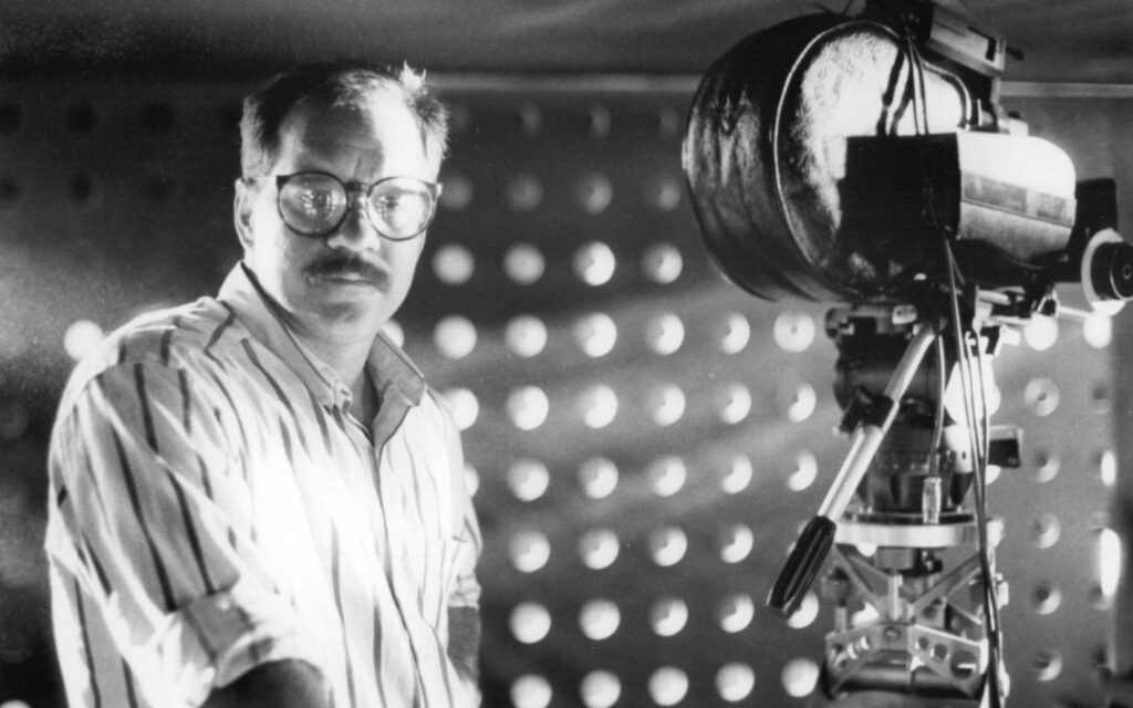 Paul Schrader en un set de filmación con una cámara