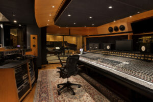 Interior de un estudio de grabación de Universal Music con equipo profesional