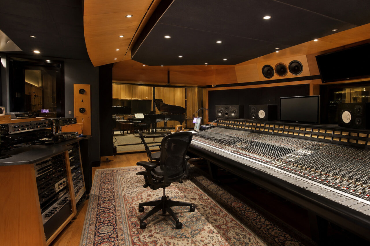 Interior de un estudio de grabación de Universal Music con equipo profesional