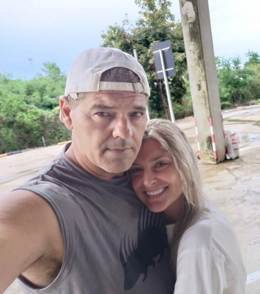 Frank Cuesta y Paloma Ramón posando juntos en un lugar al aire libre