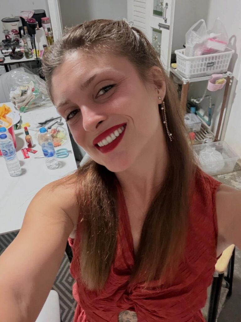 Paloma Ramón sonriendo en un ambiente informal con decoración sencilla