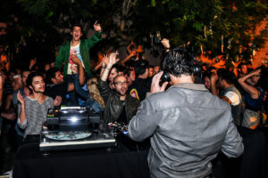 Fiesta en Zulos Club con DJ y público disfrutando de la música electrónica
