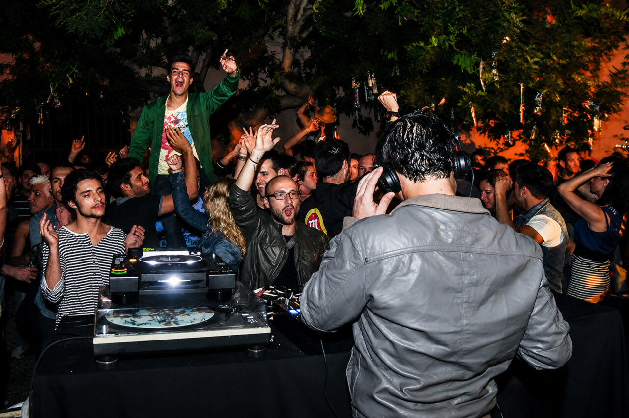 Fiesta en Zulos Club con DJ y público disfrutando de la música electrónica