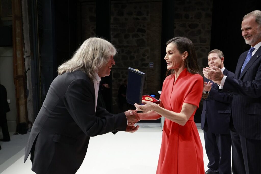 Entrega de medallas de oro en Bellas Artes con una mujer en vestido rojo