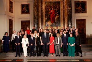 Grupo de personas en ceremonia de entrega de medallas de oro en Bellas Artes