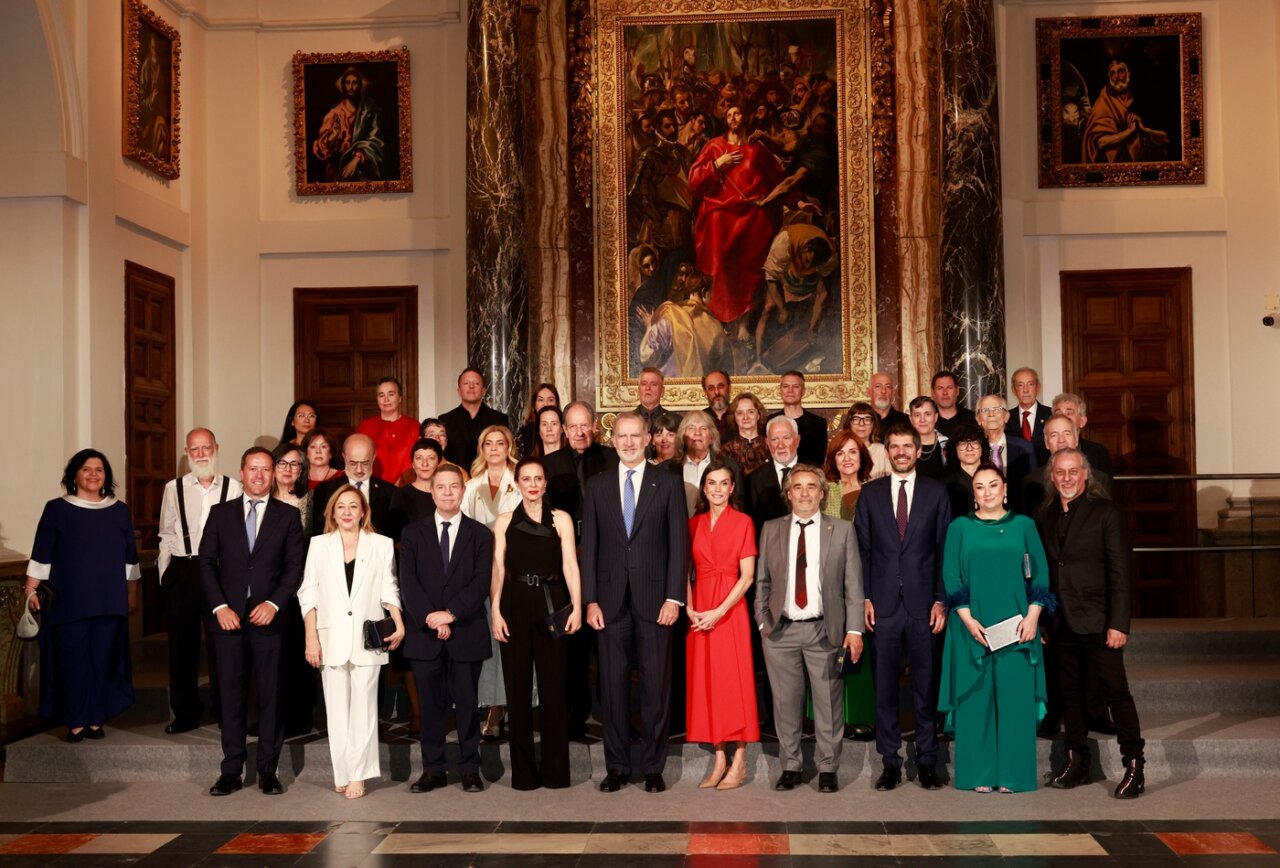 Grupo de personas en ceremonia de entrega de medallas de oro en Bellas Artes