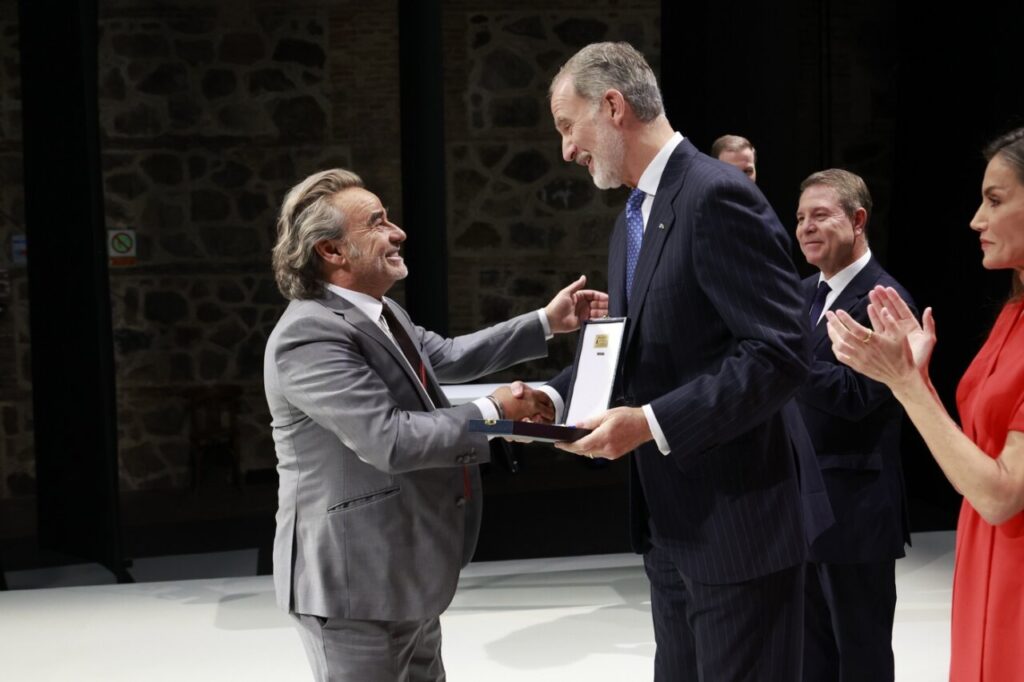 Entrega de medallas de oro en Bellas Artes con dos hombres sonriendo.